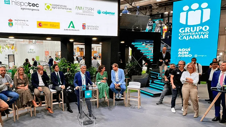 El director de Innovación Agroalimentaria de Cajamar, Roberto García, presenta DATAGRI 2022 acompañado de los representantes del Comité Organizador