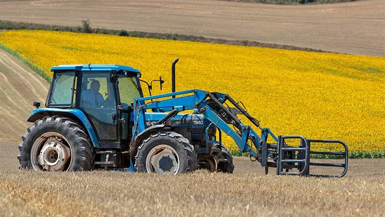 En la imagen un tractor pasa sobre los campos recién segados.- Archivo EFE/JAVIER BELVER