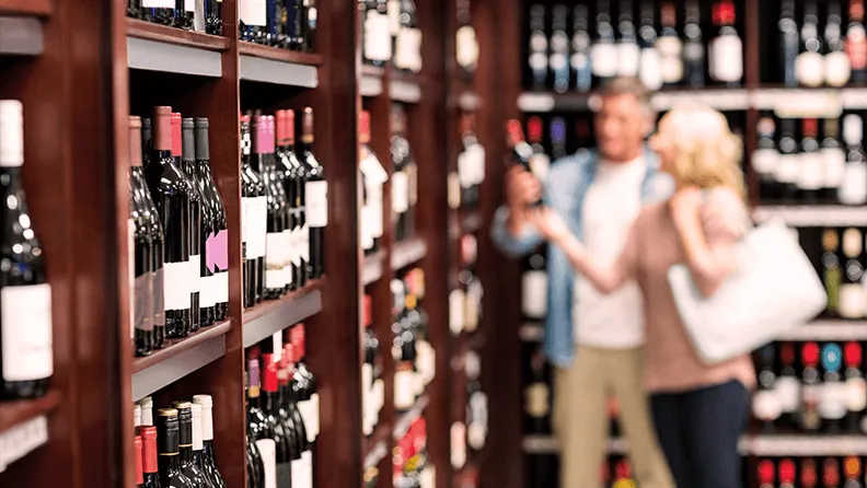 Pareja eligiendo un vino